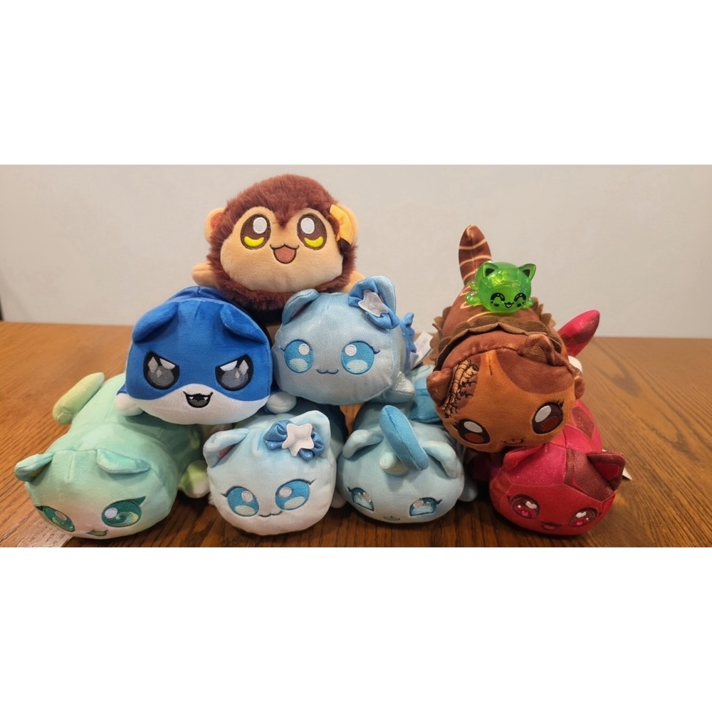 Lot Of 8 Aphmau Meemeows And A Small Vinyl Emerald Cat.